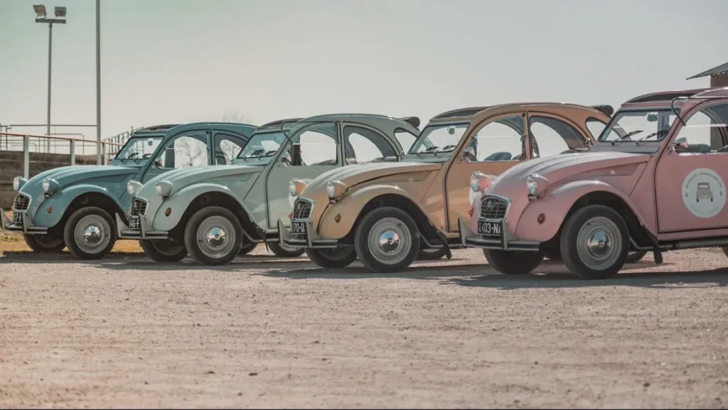 La Citroën 2CV d'époque, prête pour une aventure rétro en Camargue