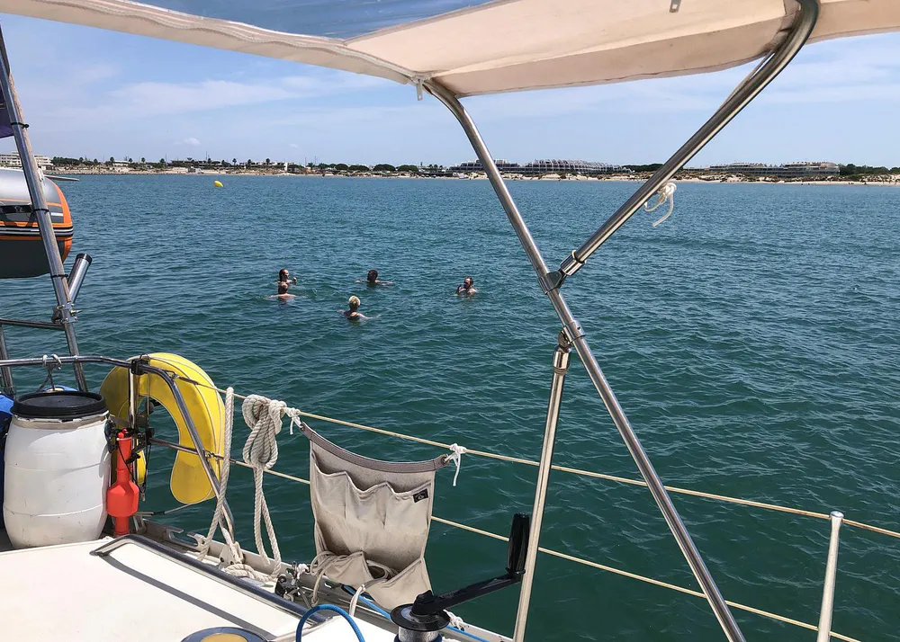 vue depuis un catamaran avec des personnes nageant en mer près d’Aigues-Mortes.