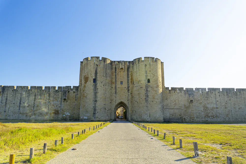 Vue de face de la Porte de la Gardette, accès principal à la ville médiévale d’Aigues-Mortes. Photographie de diegoenfrance.com