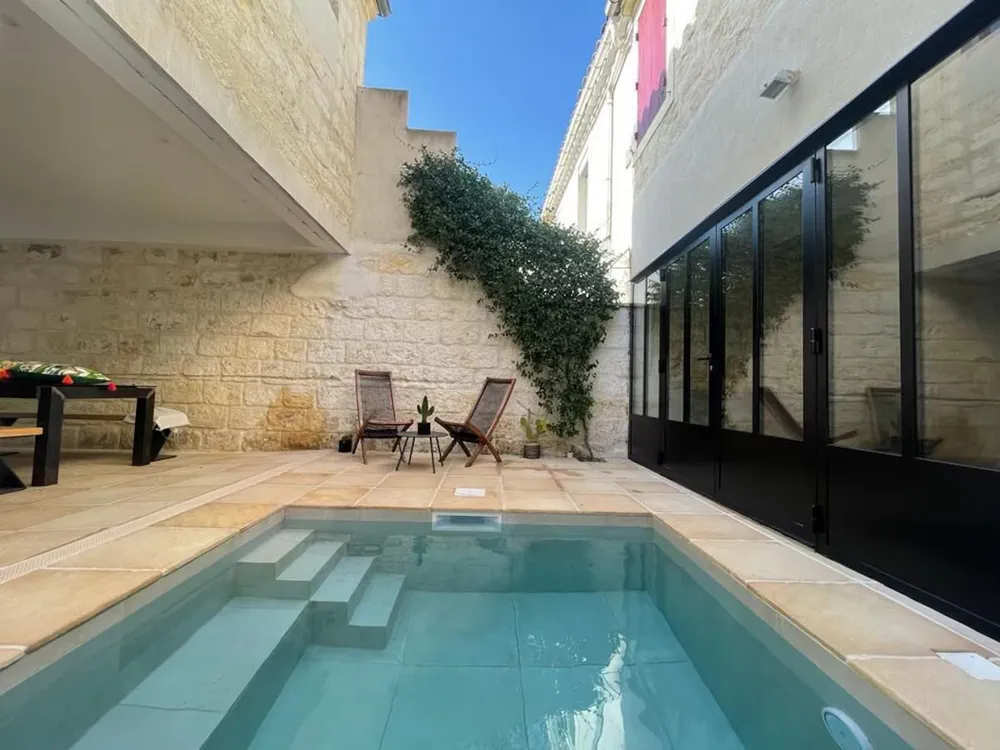Petit hôtel boutique avec piscine privée et murs en pierre, dans le centre historique.
