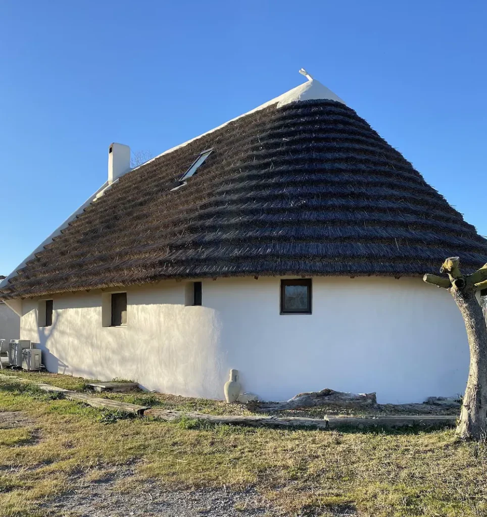 Maison typique au toit de chaume en Camargue, une image authentique parmi les choses à voir à Aigues-Mortes.