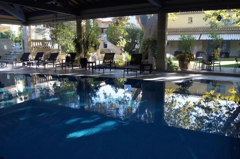 Piscine intérieure et cadre élégant de l'hôtel La Villa Mazarin, hébergement de charme à Aigues-Mortes.