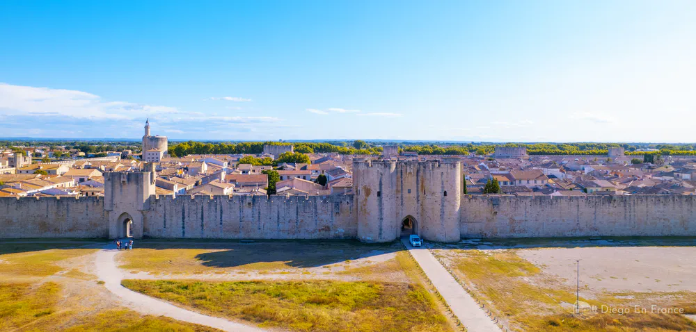 Photographie de diegoenfrance.com : vue aérienne des remparts d’Aigues-Mortes et du centre historique à l’intérieur.