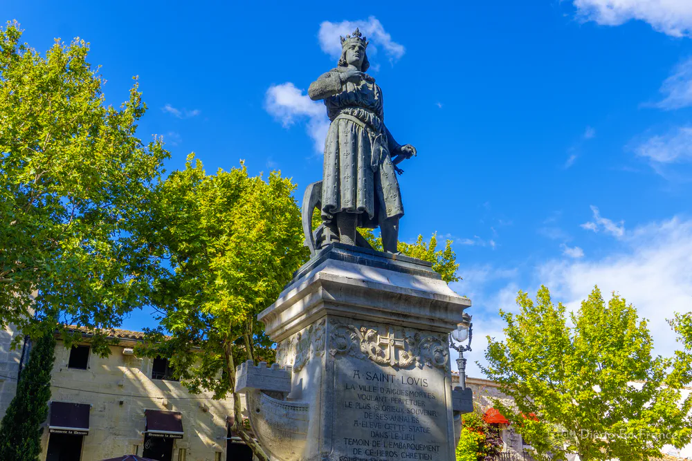 Sculpture de Louis IX sur la place centrale, fondateur d'Aigues-Mortes et âme de ses croisades. Photo par diegoenfrance.com