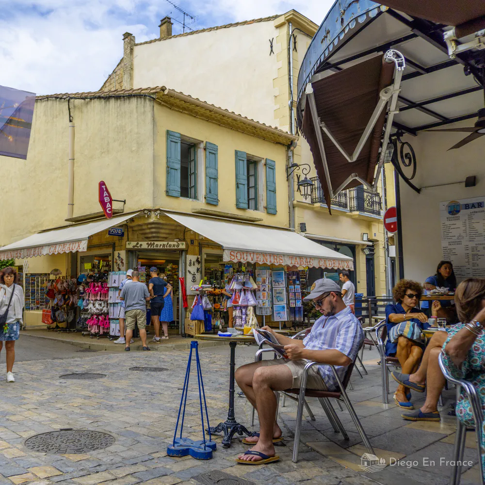 Touristes achetant des souvenirs et buvant un verre dans un coin typique de la vieille ville. Photo par diegoenfrance.com