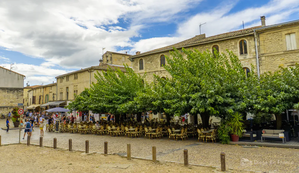 Restaurants et cafés sur l’une des places les plus animées d’Aigues-Mortes. Photographie de diegoenfrance.com