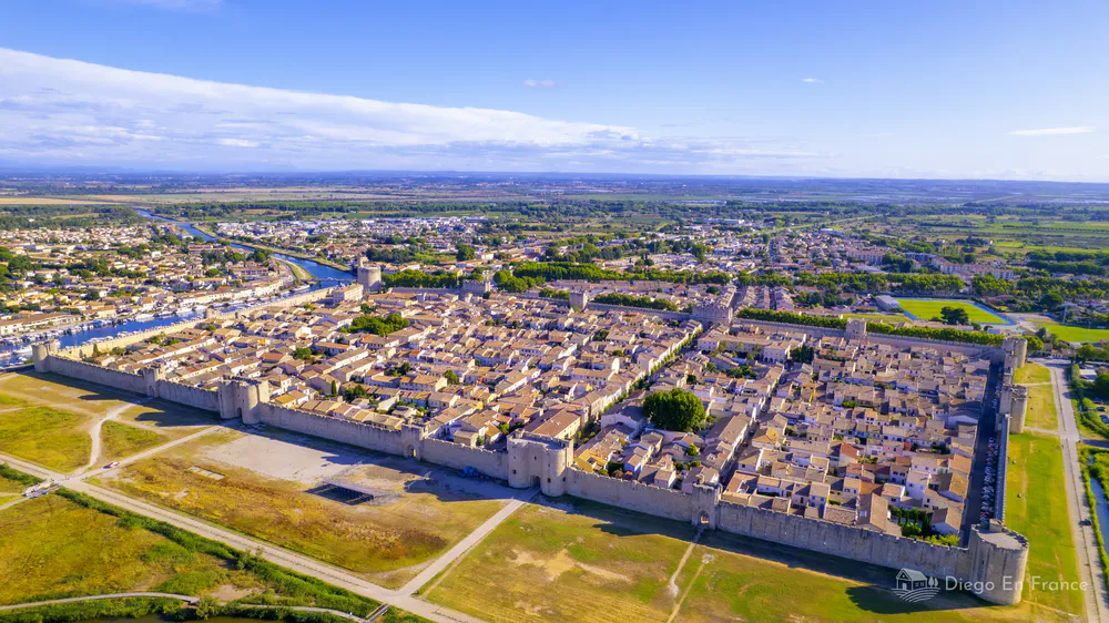 Vue panoramique montrant la forme carrée et les remparts intacts d'Aigues-Mortes. Photo par diegoenfrance.com