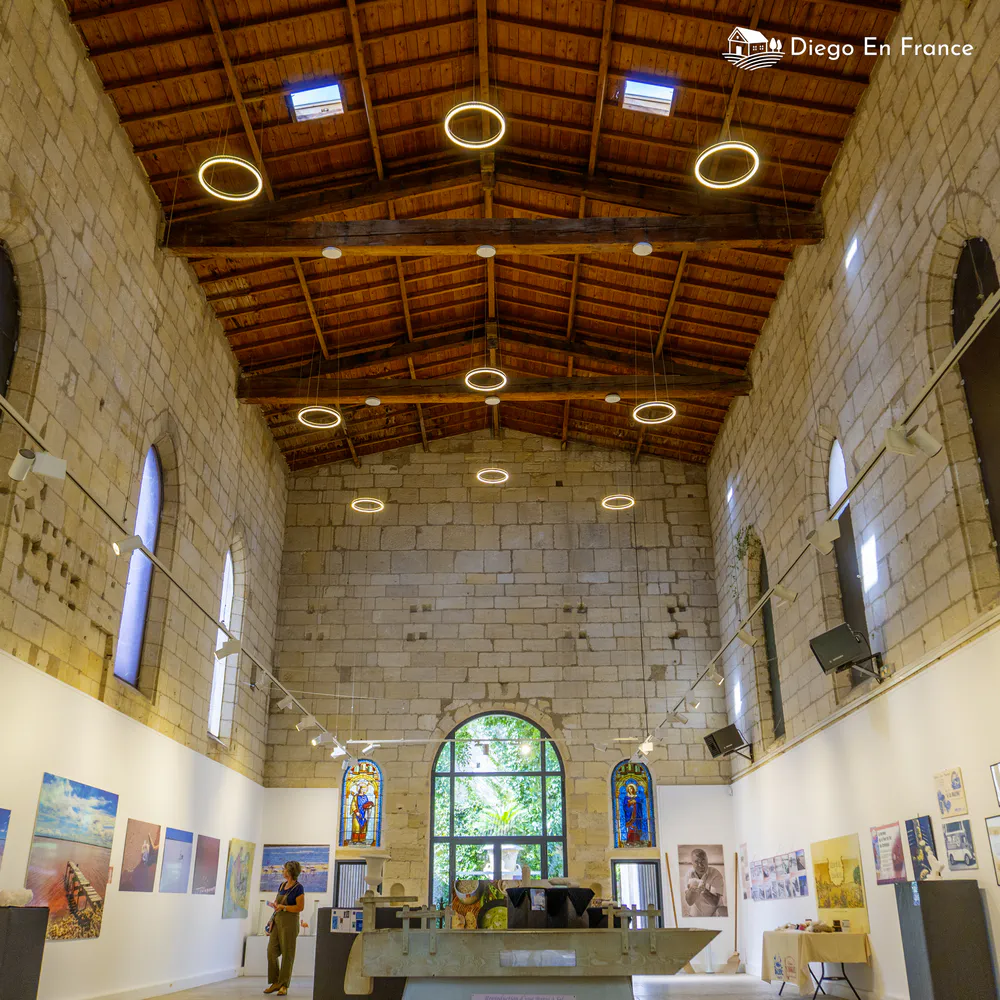 Intérieur d’une chapelle transformée en espace culturel à l’intérieur des remparts d’Aigues-Mortes. Photographie de diegoenfrance.com