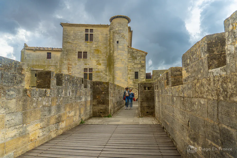 Une partie surélevée des remparts médiévaux, idéale pour découvrir Aigues-Mortes en famille. Photo par diegoenfrance.com