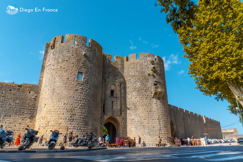 Photographie de diegoenfrance.com : la porte principale d’Aigues-Mortes, point d’entrée vers sa ville fortifiée.