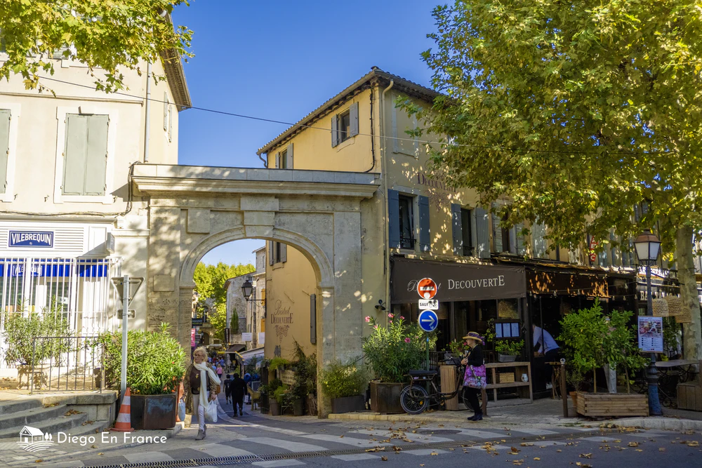 Fotografía de diegoenfrance.com del acceso peatonal al centro histórico de Saint-Rémy-de-Provence, ideal para descubrir qué ver en Saint Rémy de Provence.