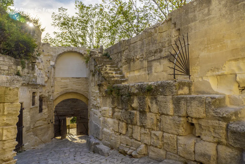 Fotografía de diegoenfrance.com de pasaje amurallado que ejemplifica el turismo patrimonial en Les Baux-de-Provence