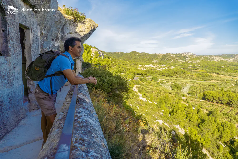 Fotografía de diegoenfrance.com de excursionista contemplando el valle provenzal, propuesta de turismo al aire libre en Baux