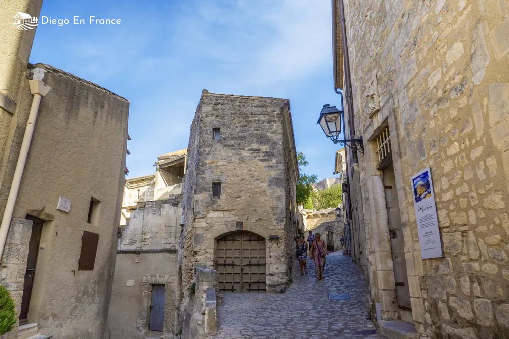 Fotografía de diegoenfrance.com de una calle medieval ascendente con fachadas de piedra en Les Baux-de-Provence