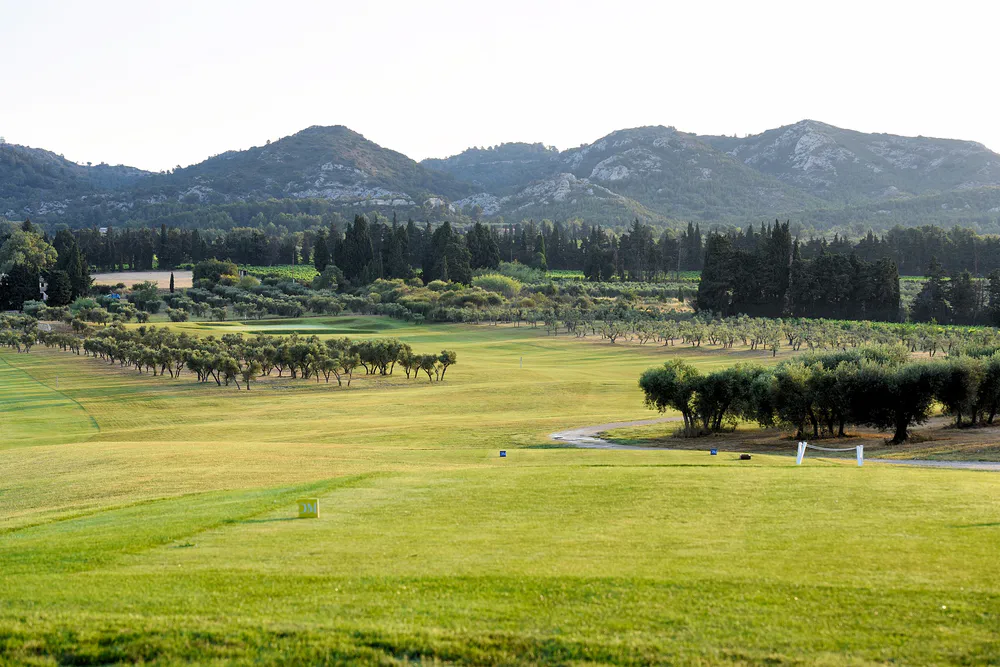 campo de golf integrado en el paisaje de Alpilles con colinas y olivares