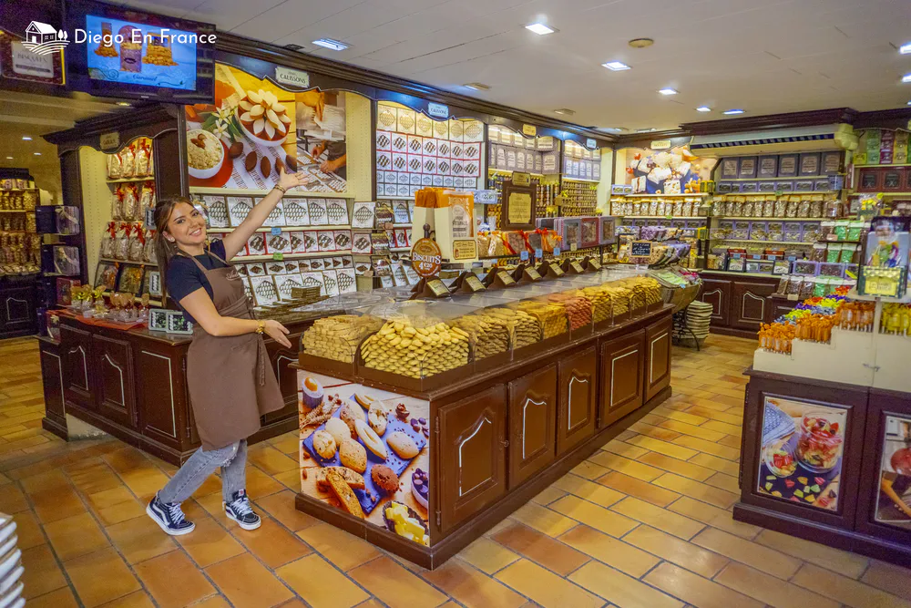 Fotografía de diegoenfrance.com del interior de una confitería tradicional, parada clave para turismo gastronómico en Les Baux de Provence
