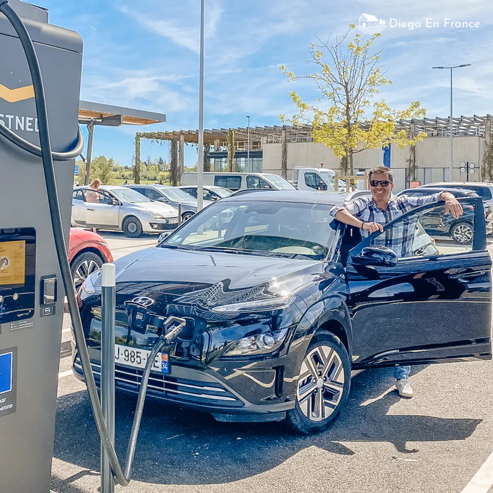 Fotografía de diegoenfrance.com mostrando una recarga de vehículo eléctrico en viaje, parte esencial de cómo conducir en Francia hoy.