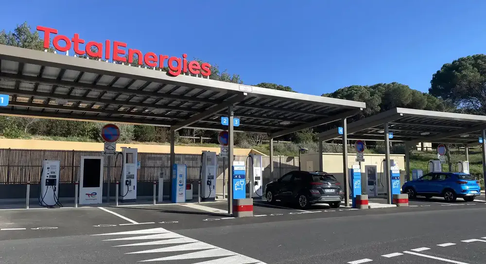 Fotografía de diegoenfrance.com mostrando infraestructura actualizada, clave si pensás conducir un coche eléctrico en Francia.