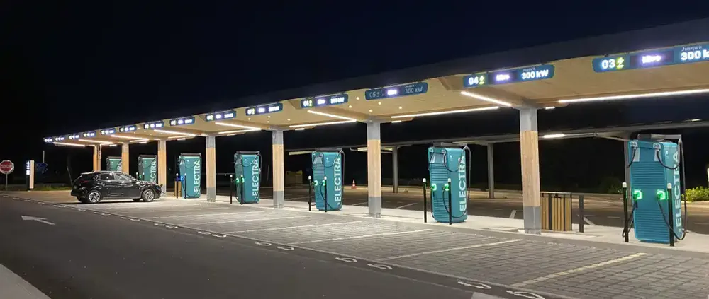 Fotografía de diegoenfrance.com que muestra cómo conducir en Francia con coche eléctrico es cómodo y seguro también de noche.