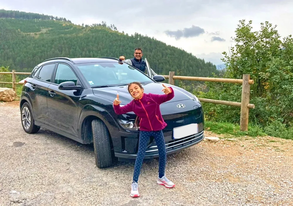 Fotografía de diegoenfrance.com con padre e hija antes de salir a la ruta, ejemplo de cómo conducir en Francia en familia.