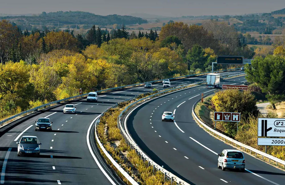 El placer de conducir en Francia por rutas modernas y escénicas.