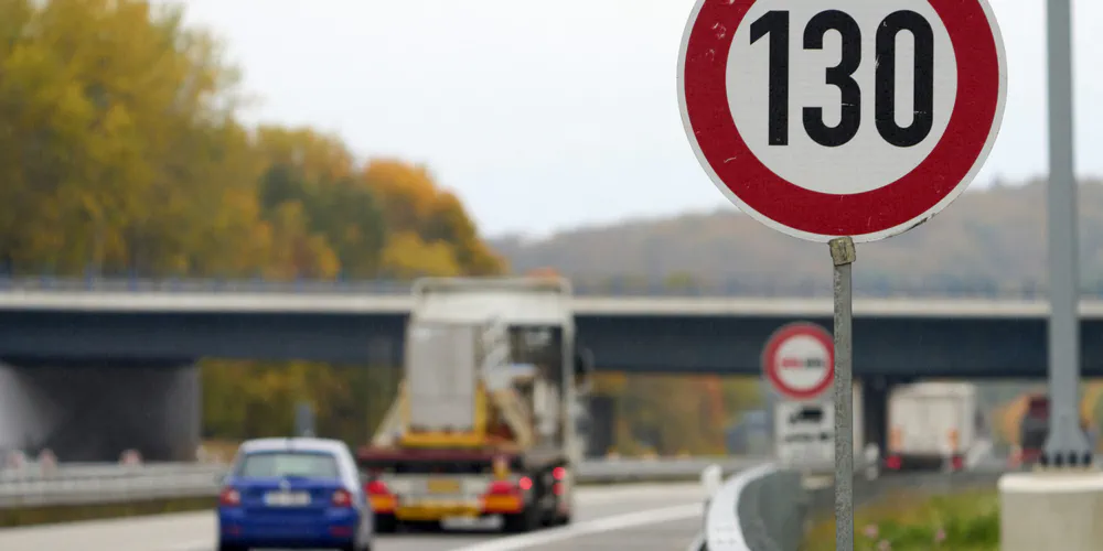 Señal de límite de velocidad, fundamental para saber cómo conducir en Francia de forma segura.