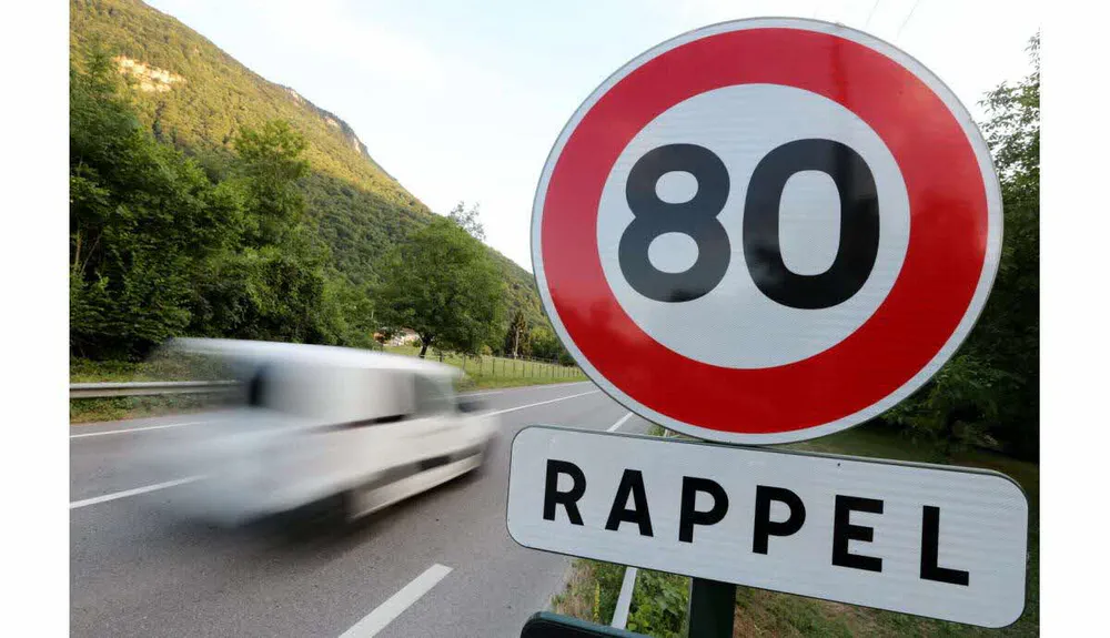 Fotografía de diegoenfrance.com con señalización vial que indica cómo conducir en Francia respetando los límites en carreteras secundarias.