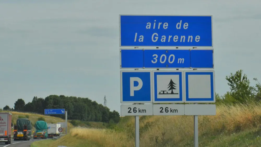 Ejemplo de un panel de señalización de las áreas de reposo en las autopistas en Francia