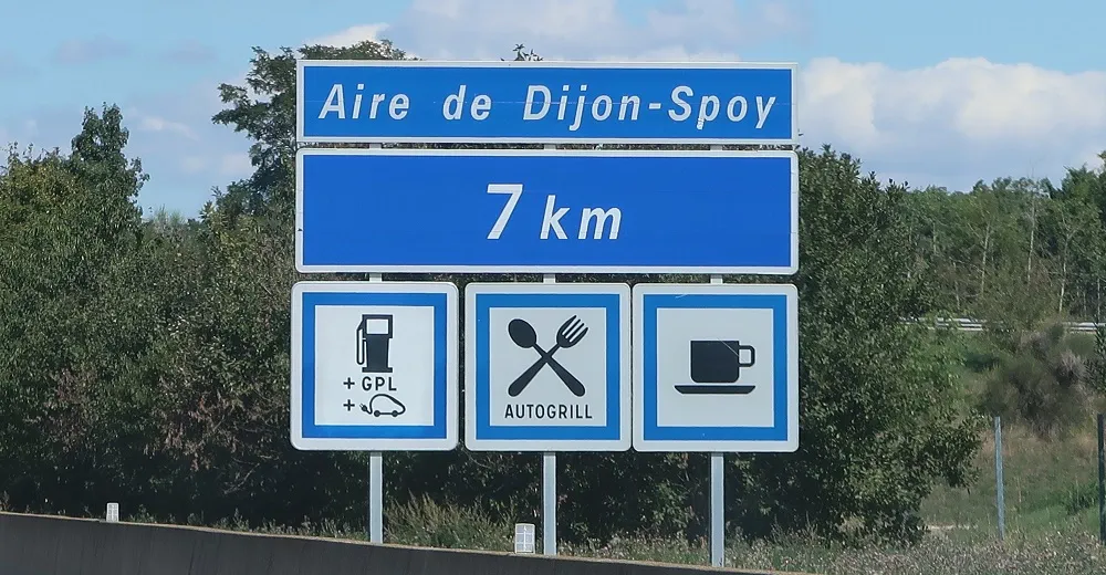 Ejemplo del panel de señalización que indica la llegada a un área de servicio en las autopistas francesas.