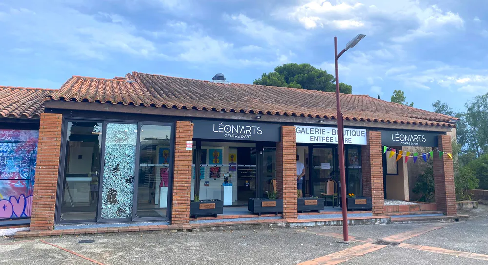 Fotografía de diegoenfrance.com de un espacio artístico dentro de un área de servicio, parte original de cómo conducir en Francia disfrutando el trayecto.