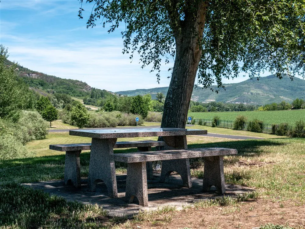 Fotografía de diegoenfrance.com de un espacio de picnic en ruta, parte de la experiencia de cómo conducir en Francia en familia.