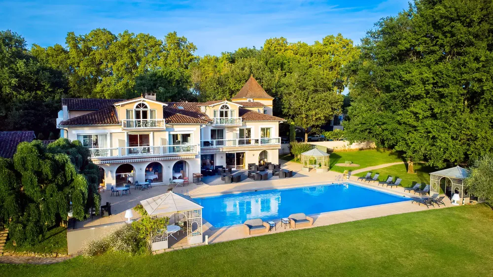 Piscine extérieure à l'Hôtel La Réserve, un hébergement de luxe entouré de verdure à Albi.