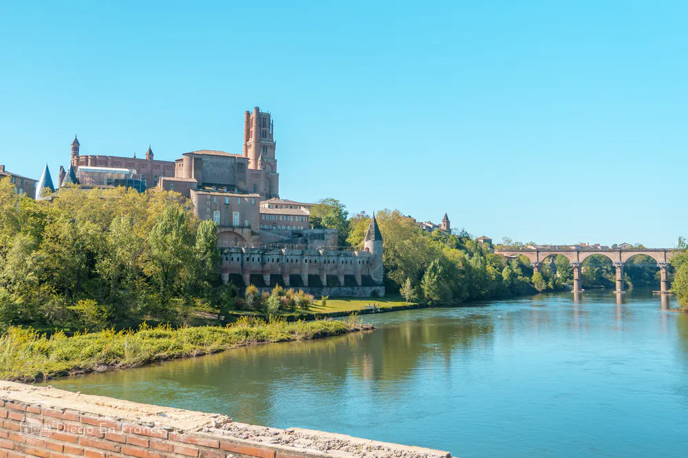 A faire à Albi : admirer la cathédrale Sainte-Cécile et le pont sur le Tarn.
