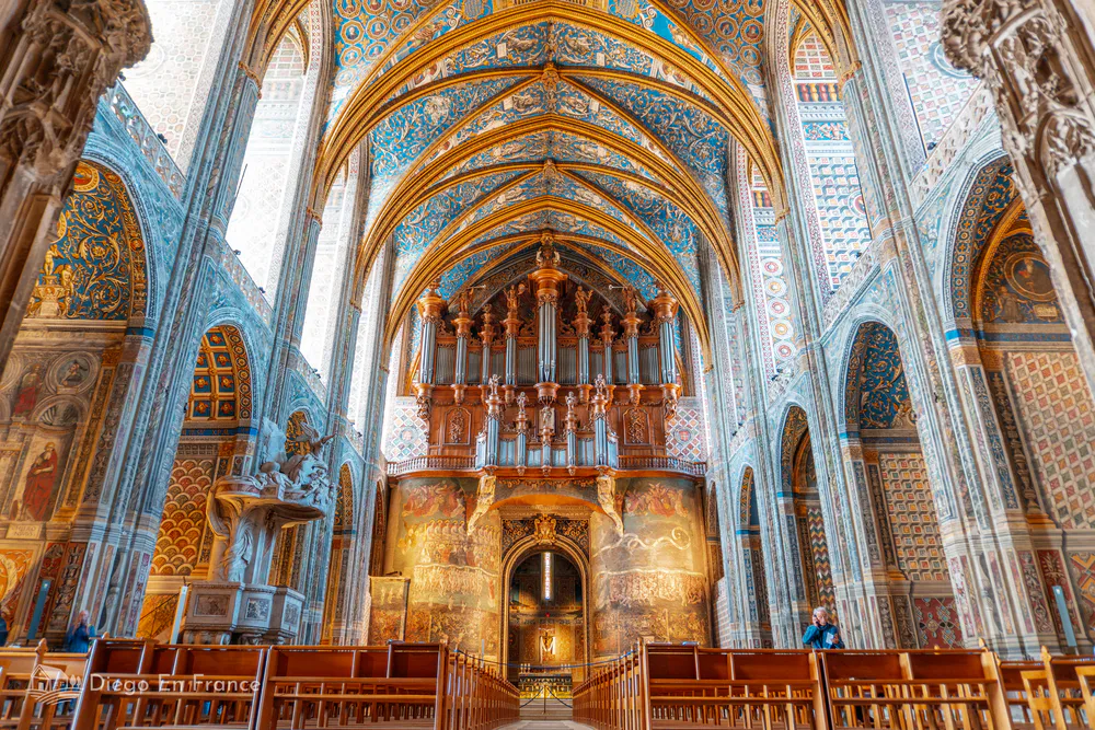 Intérieur de la cathédrale Sainte-Cécile d'Albi, chef-d'œuvre de l'art gothique méridional.