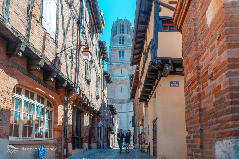 Callejuela medieval en Albi con vistas a la catedral Sainte-Cécile al fondo.