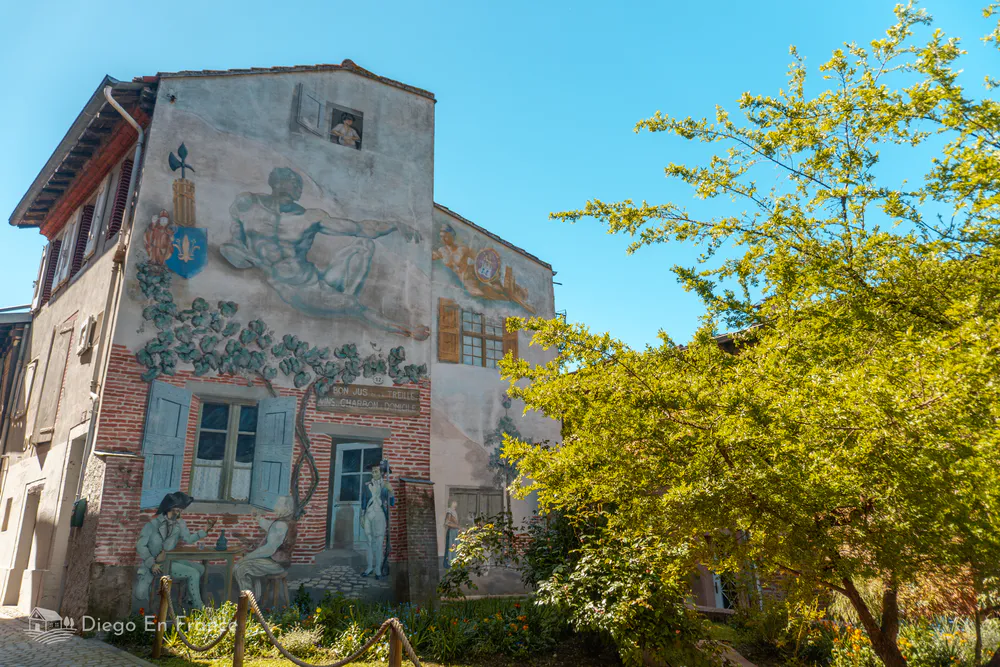 Maison avec une fresque artistique à Albi, une étape colorée et originale dans votre visite de la ville.