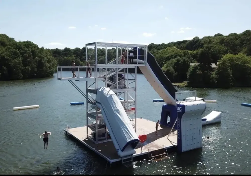Aqua-Parc, attraction principale avec des toboggans aquatiques et une tour de saut, idéale pour les familles.