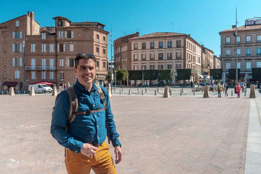 A faire à Albi : se promener sur la place du Vigan, point de rencontre et centre de la ville.