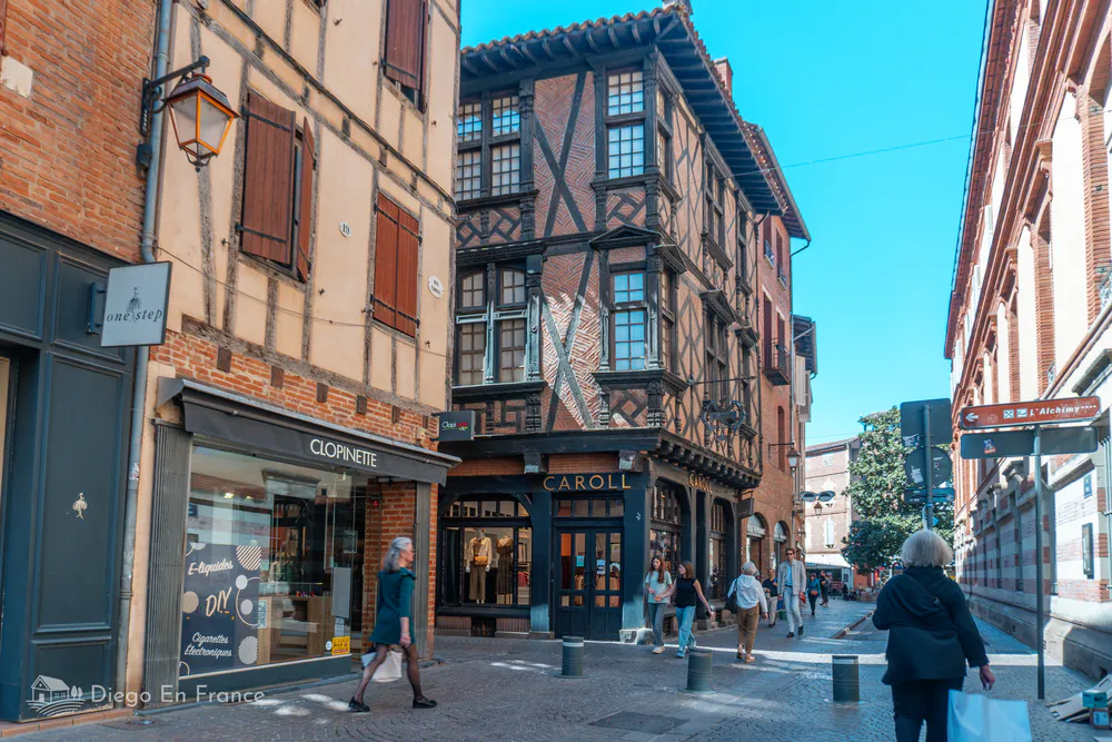 Les rues du centre historique d'Albi avec ses maisons à colombages et ses boutiques typiques.
