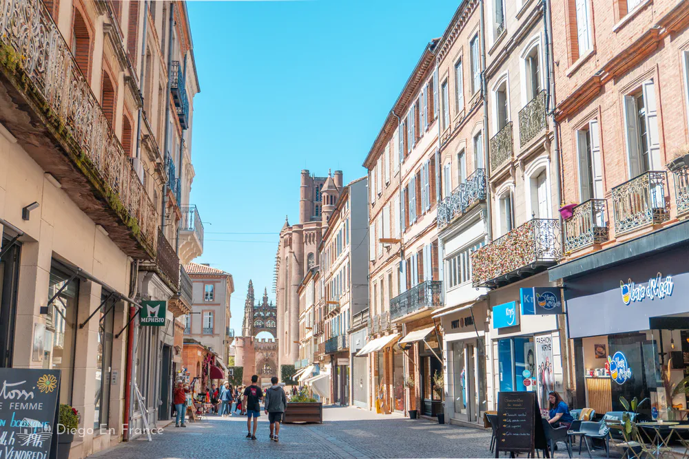 L'avenue piétonne d'Albi avec les boutiques et la cathédrale en arrière-plan, idéale pour allier shopping et culture.