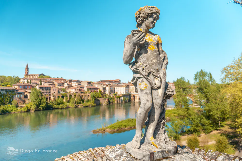 Statue dans les jardins d'Albi surplombant la rivière Tarn et les maisons médiévales de la ville.