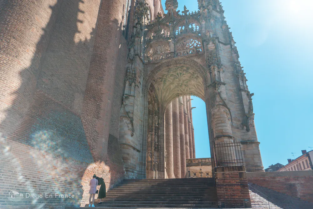 Façade et escalier de la cathédrale Sainte-Cécile d'Albi, l'un des joyaux architecturaux de l'Occitanie.