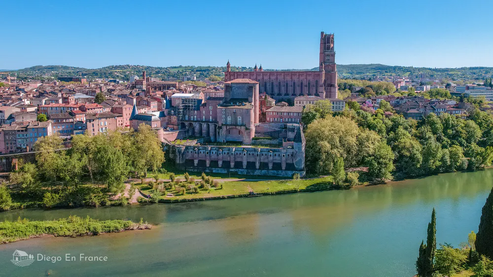 Choses à faire à Albi : profiter d'une vue panoramique de la ville et de sa cathédrale emblématique depuis le ciel.