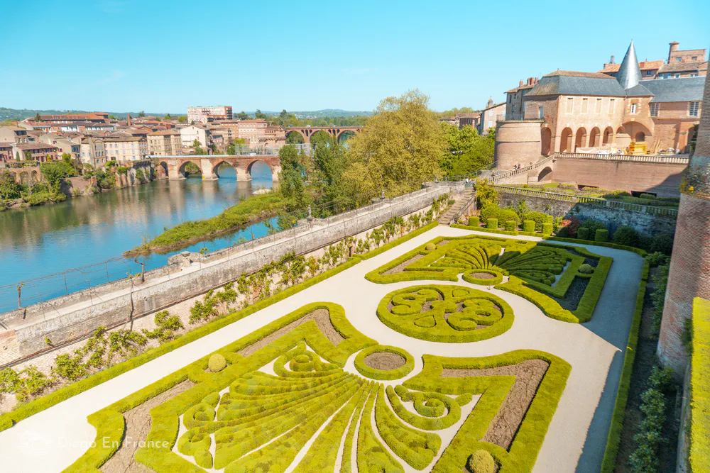 Jardins du Palais de la Berbie à Albi, avec en arrière-plan le pont du Vieil sur le Tarn.
