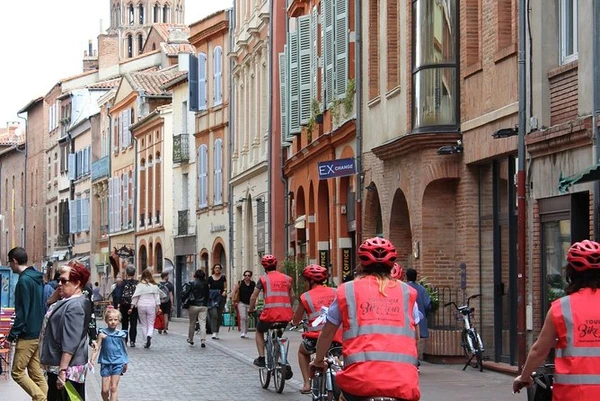 Cycling through the streets of the old town, ideal to add to your list of things to do in Toulouse.