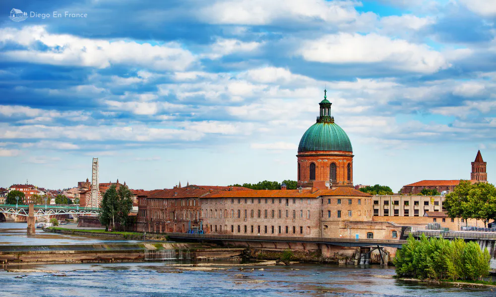 Panoramic image of Toulouse, highlighting its role as a center for guided tours and gastronomic tours full of regional specialties.