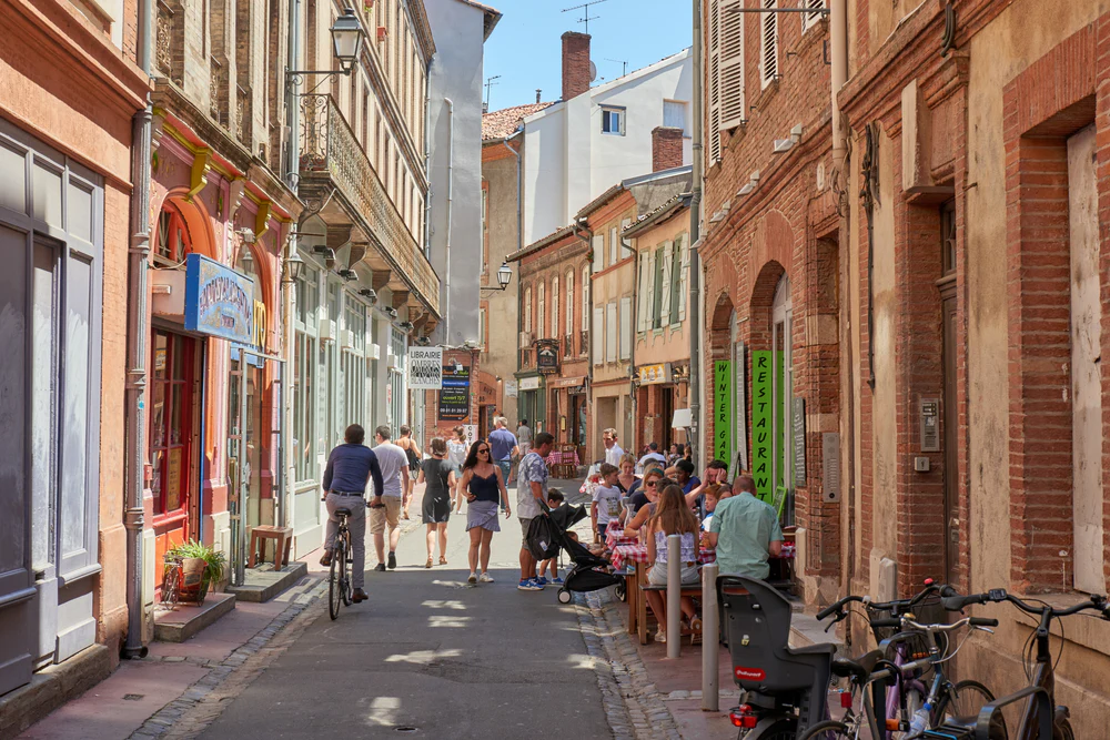 Everyday atmosphere in the backstreets of Toulouse, perfect for discovering what to see and do outside of the tourist area.