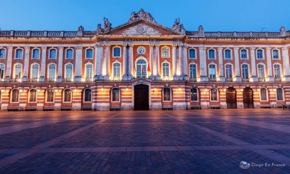 Main façade of the Capitole de Toulouse, a must-see among the things to do in Toulouse