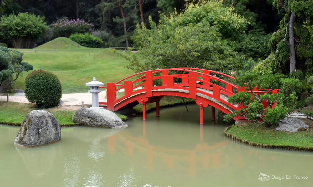 Red bridge over the pond of the Jardin Japonais, a quiet getaway to do in Toulouse