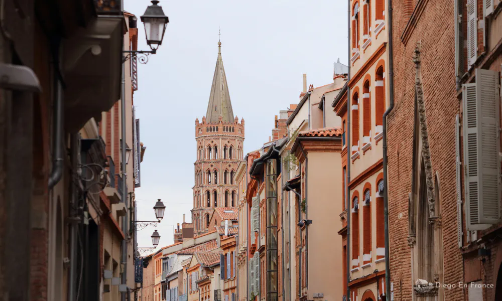 Bell tower of the Saint-Sernin Basilica, one of the most impressive Romanesque temples to see in Toulouse.